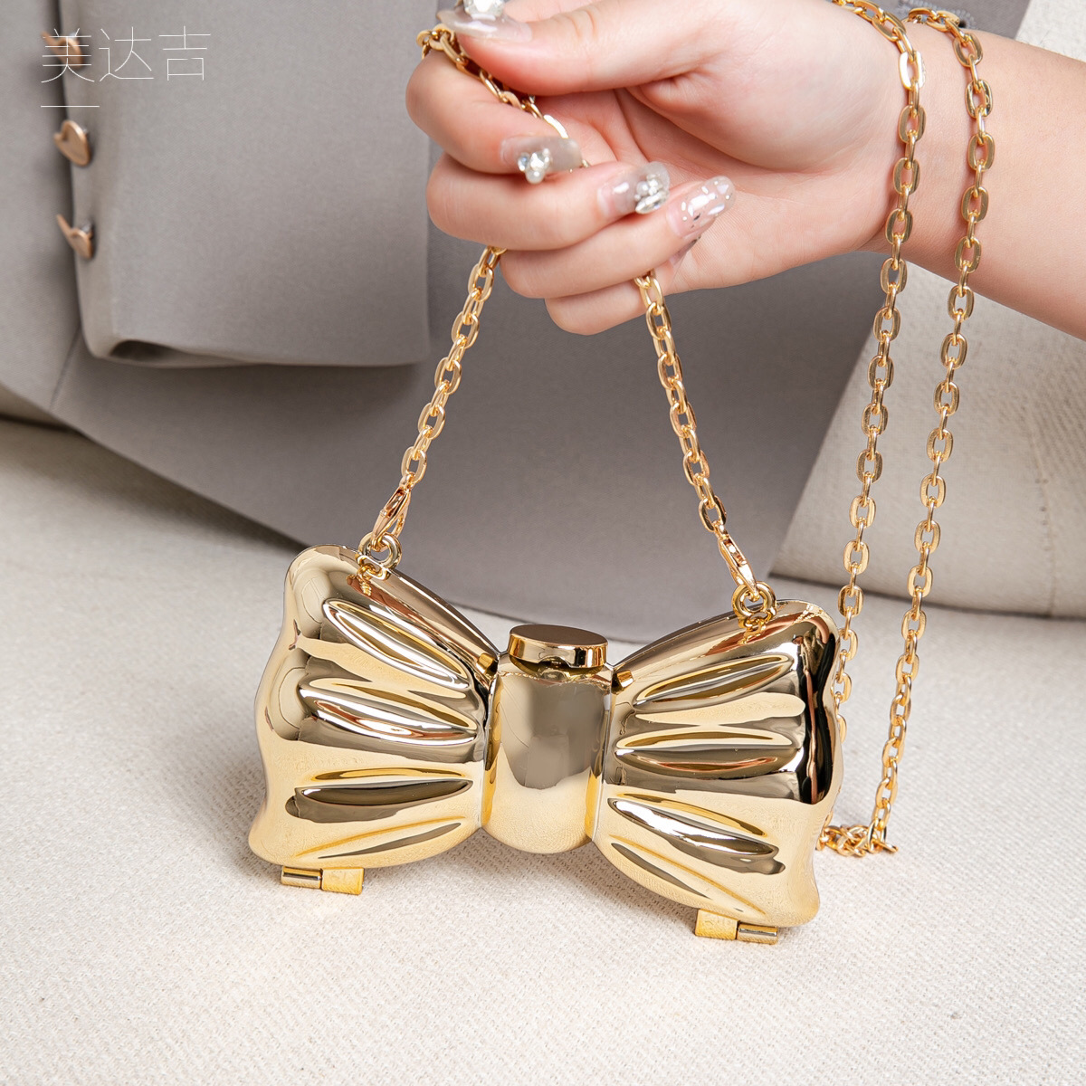 光沢のあるゴールドメタルの弓型ミニクラッチバッグ、ハードケー - Luxury Bags Cute のレビューと価格